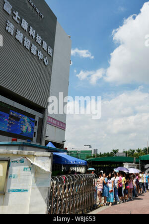 --FILE--Cinese in cerca di lavoro in coda fino al centro di reclutamento della Foxconn di proprietà di Hon Hai industria di precisione nella città di Shenzhen, sud cinese di Guangdong Foto Stock