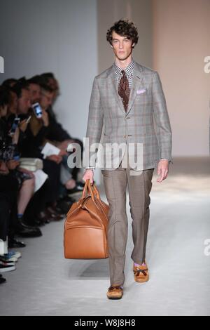 Un modello consente di visualizzare una nuova creazione presso il Dunhill fashion show durante la Londra Moda Uomo Settimana Primavera/Estate 2016 a Londra, UK, 15 giugno 2015. Foto Stock