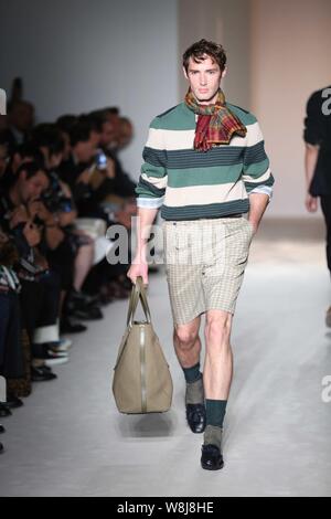 Un modello consente di visualizzare una nuova creazione presso il Dunhill fashion show durante la Londra Moda Uomo Settimana Primavera/Estate 2016 a Londra, UK, 15 giugno 2015. Foto Stock