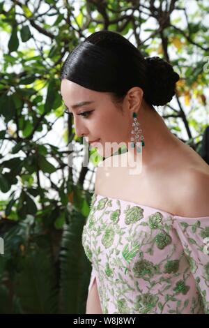 Attrice cinese Fan Bingbing pone prima della cerimonia di apertura per la 68Cannes Film Festival di Cannes, Francia, 13 maggio 2015. Foto Stock