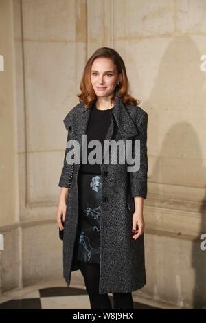 -Israeliano nato actrice americano Natalie Portman pone a Christian Dior fashion show durante il Paris Haute Couture Fashion Week Primavera/Estate 2015 Foto Stock