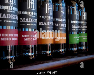Bottiglie di vino di Madera sul ripiano Foto Stock