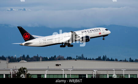 Air Canada aereo Boeing 787 (787-9) Dreamliner aereo jet aereo jetliner il decollo dall'Aeroporto Internazionale di Vancouver nuova livrea Foto Stock