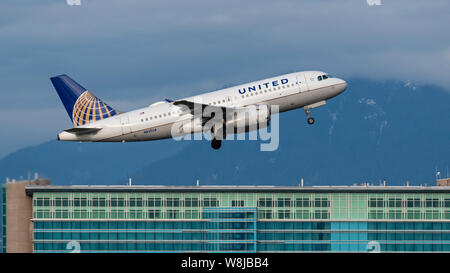 United Airlines aereo Boeing Airbus A319 aereo jet jetliner aereo aereo airborne decollo decollo dall'Aeroporto Internazionale di Vancouver Foto Stock