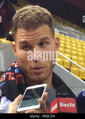 Giocatore di pallacanestro di NBA Blake Griffin dei Los Angeles Clippers viene intervistato a Shenzhen Lo stadio sportivo per una sessione di allenamento in vista del 2015 Foto Stock