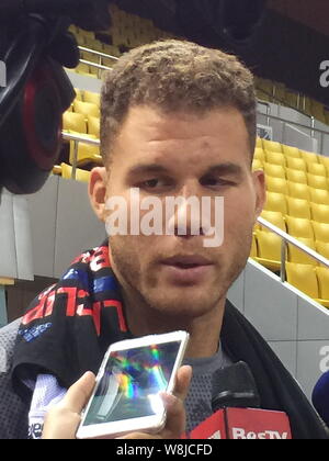 Giocatore di pallacanestro di NBA Blake Griffin dei Los Angeles Clippers viene intervistato a Shenzhen Lo stadio sportivo per una sessione di allenamento in vista del 2015 Foto Stock