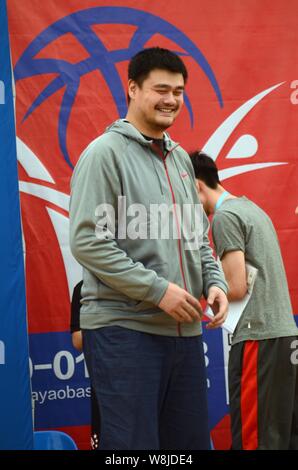 Pensionato cinese superstar di basket Yao Ming sorrisi durante la cerimonia di apertura della Shanghai NBA Yao Basket Club in Cina a Shanghai, 11 Januar Foto Stock