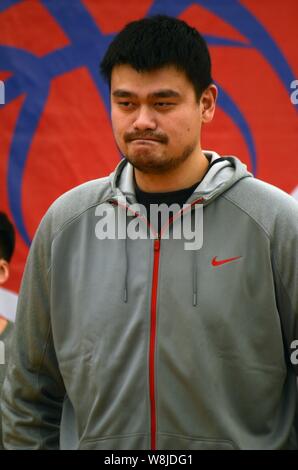 Pensionato cinese superstar di basket Yao Ming assiste alla cerimonia di apertura del Shanghai NBA Yao Basket Club in Cina a Shanghai, 11 Gennaio 2015 Foto Stock