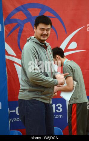 Pensionato cinese superstar di basket Yao Ming sorrisi durante la cerimonia di apertura della Shanghai NBA Yao Basket Club in Cina a Shanghai, 11 Januar Foto Stock