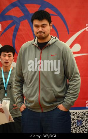 Pensionato cinese superstar di basket Yao Ming assiste alla cerimonia di apertura del Shanghai NBA Yao Basket Club in Cina a Shanghai, 11 Gennaio 2015 Foto Stock