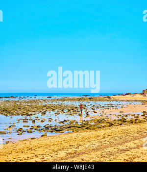 Per coloro che godono di un solarium nel Mari Sucia Beach, una ampia spiaggia di Cabo de Trafalgar Cape parco naturale. Barbate. Spagna. Foto Stock