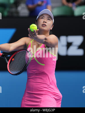 Peng Shuai della Cina serve contro Maria Sharapova della Russia nel loro donne singoli quarto round della partita del 2015 Australian Open di tennis tournament Foto Stock