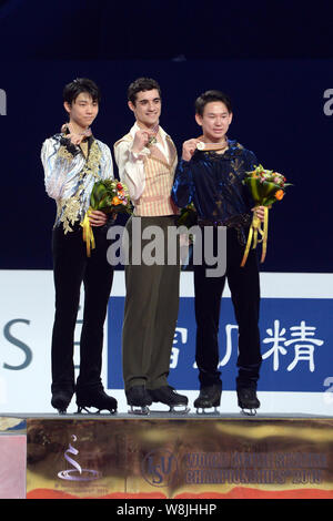 (Da sinistra) argento medaglia Yuzuru Hanyu del Giappone, medaglia d'oro Javier Fernandez della Spagna e medaglia di bronzo Denis dieci del Kazakistan mostrano il loro programma MEDA Foto Stock