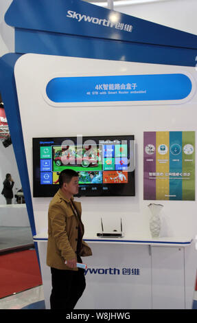 --FILE--un visitatore passeggiate passato allo stand del Skyworth durante una mostra a Pechino in Cina, 28 marzo 2015. Toshiba Corp ha detto che avrebbe venduto i picchetti del Foto Stock