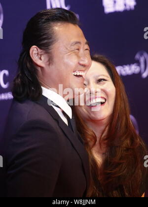 Cinese in gravidanza la stella del tennis Li Na, destra e suo marito Jiang Shan ridere sul tappeto rosso per il 2015 Laureus World Sports Awards Ceremony in Sha Foto Stock