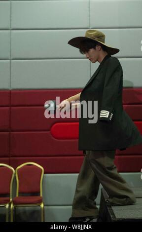 Il cantante e attore Kim Ki-bum, meglio noto con il suo nome di fase chiave, del sud coreano gruppo boy SHINee lascia il palco in occasione di una conferenza stampa per il 2015 Foto Stock