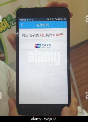 --FILE -- un utente del telefono cellulare viene visualizzato paymen online della Cina UnionPay sul suo smartphone di Chengdu, southwest Chinas nella provincia di Sichuan, 25 giugno 201 Foto Stock