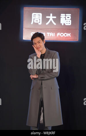 Corea del Sud il cantante e attore Lee Min-ho pone in corrispondenza di un evento promozionale per Chow Tai Fook jewllery in Hong Kong, Cina, 27 gennaio 2015. Foto Stock