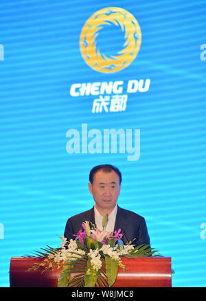 --FILE--Jianlin Wang, Presidente di Dalian Wanda Gruppo, parla ad una cerimonia di firma nella città di Chengdu, southwest Chinas nella provincia di Sichuan, 3 aprile 2015. Foto Stock