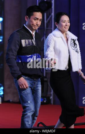 Attrice cinese Zhang Ziyi, destra e Hong Kong protagonista Tony Leung arriva alla conferenza stampa per la premiere del loro film 'L'Grandmaster 3D' Foto Stock