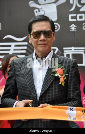 Charles Heung Wah-Keung, Presidente della China Star Entertainment Ltd, pone in occasione della cerimonia di apertura di una KTV in Cina a Shanghai, 3 settembre 2012. Foto Stock