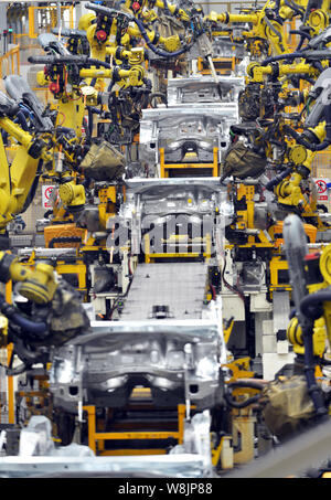 --FILE--bracci robot di saldatura di parti per auto presso un impianto automatico di Dongfeng Peugeot Citroen Automobile Co., Ltd. nella città di Wuhan, Cina centrale della provincia di Hubei, 24 Foto Stock