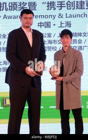 Pensionato cinese superstar di basket Yao Ming, sinistra e ritirato il cinese 110m ostacoli star Liu Xiang frequentare il 2015 National Traffic Safety Day award Foto Stock