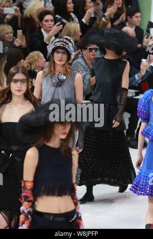 Visualizzazione modelli nuove creazioni alla sfilata Chanel durante il Paris Haute Couture Fashion Week Primavera/Estate 2015 a Parigi, Francia, 27 gennaio 20 Foto Stock