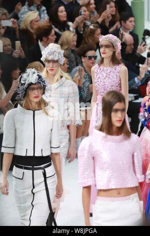 Visualizzazione modelli nuove creazioni alla sfilata Chanel durante il Paris Haute Couture Fashion Week Primavera/Estate 2015 a Parigi, Francia, 27 gennaio 20 Foto Stock