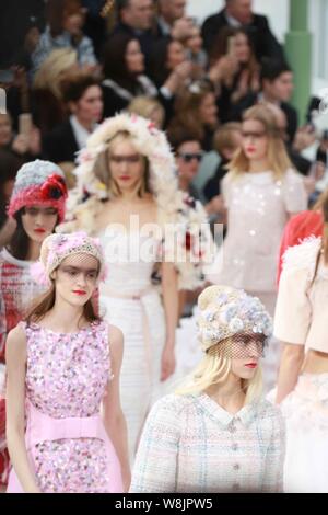 Visualizzazione modelli nuove creazioni alla sfilata Chanel durante il Paris Haute Couture Fashion Week Primavera/Estate 2015 a Parigi, Francia, 27 gennaio 20 Foto Stock