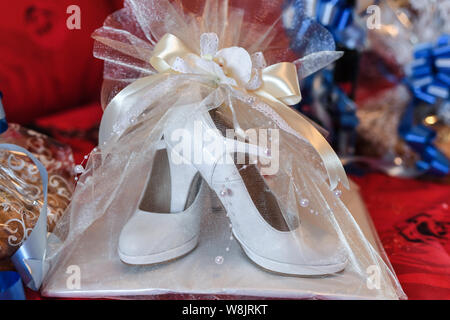 Scarpe di nozze di una sposa e altri accessori su un letto. Il concetto di matrimonio Foto Stock