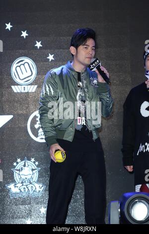 Cantante Taiwanese Jay Chou parla durante un evento promozionale per l'e-Sport Giochi in Taipei, Taiwan, 28 novembre 2015. Foto Stock