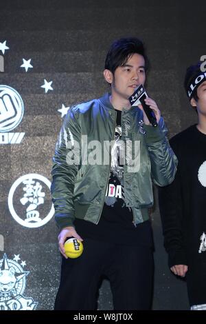 Cantante Taiwanese Jay Chou parla durante un evento promozionale per l'e-Sport Giochi in Taipei, Taiwan, 28 novembre 2015. Foto Stock