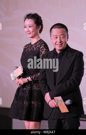 Regista cinese Jia Zhangke, destra e sua moglie attrice Zhao Tao frequentare la premiere per il loro film 'Mountains possono discostarsi a Pechino in Cina, 25 Oc Foto Stock