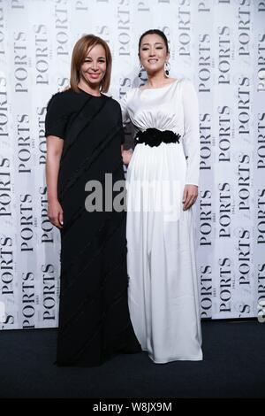 Attrice cinese Gong Li, destra, arriva per il fashion show di porte 1961 durante la Shanghai Fashion Week Primavera/Estate 2016 in Cina a Shanghai, 13 Foto Stock