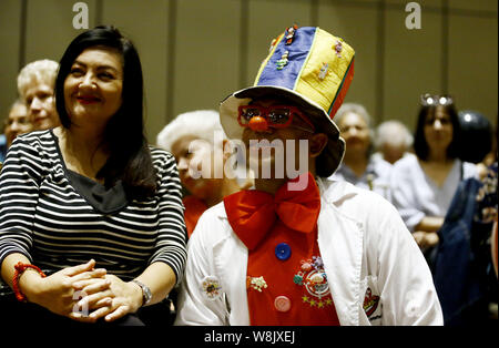 Valencia, Carabobo, Venezuela. 4 Ago, 2019. Agosto 04, 2019. Un ospedale clown .guardando lo spettacolo durante un'attività con i bambini nelle strutture dell'Hesperia hotel. Medico Yaso è una organizzazione senza scopo di lucro il cui scopo generale è quello di alleviare la sofferenza del paziente le ragazze ed i ragazzi in ospedali Ãˆ, questo gruppo di persone è definito che ha iniziato, in un primo momento a fare visite in rifugi delle vittime da Vargas stato trogolo in 1999. Ed è stato creato come organizzazione nel 2005. A Valencia, Carabobo stato. Foto: Juan Carlos Hernandez (credito Immagine: © Juan Carlos Hernandez/ZUMA Foto Stock