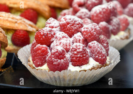 Close up rosso lampone crostata in forno Foto Stock