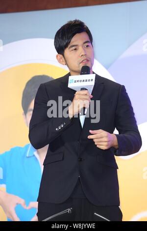 Cantante Taiwanese Jay Chou parla durante un evento di beneficenza detenute da Fubon fondazione benefica in Taipei, Taiwan, 9 giugno 2015. Foto Stock