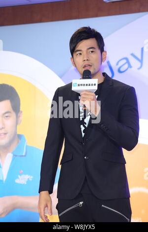 Cantante Taiwanese Jay Chou parla durante un evento di beneficenza detenute da Fubon fondazione benefica in Taipei, Taiwan, 9 giugno 2015. Foto Stock