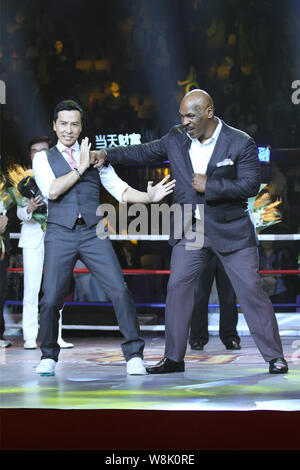 Hong Kong attore Donnie Yen, sinistra, interagisce con pensionati American boxer Mike Tyson durante una conferenza stampa per il loro film "IP Man 3' di Shanghai, C Foto Stock