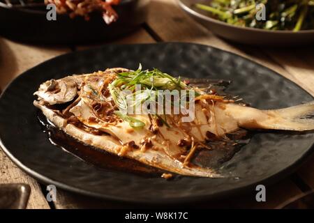 Tim Bawal Tauco. Pomfret al vapore pesce con fagioli fermentati. Foto Stock