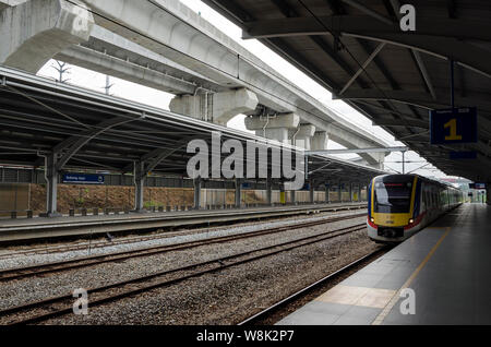 Subang Jaya, Malesia - 30 DIC 2017: KTM elettrico treno dei pendolari che arrivano a Subang Jaya link stazione, Kuala Lumpur, Malesia - KTM Komuter sistema pr Foto Stock