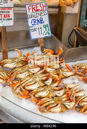 Una vista dentro il famoso Pike Place Market di Seattle, Washington, Stati Uniti d'America Foto Stock