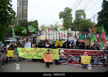 Lahore, Pakistan. 09Aug, 2019. Gli attivisti pakistani del Majlis Wahdat ul Muslimeen (MWM) donne ala tenere cartelloni gridare slogan durante un anti-Indian rally a Lahore. Il Pakistan ha deciso di declassare i suoi legami diplomatici con la vicina India e sospendere gli scambi bilaterali in risposta a New Delhi per la decisione di ridurre lo status speciale del Kashmir, una regione himalayana rivendicato da entrambi i paesi. (Foto di rana Sajid Hussain/Pacific Stampa) Credito: Pacific Press Agency/Alamy Live News Foto Stock