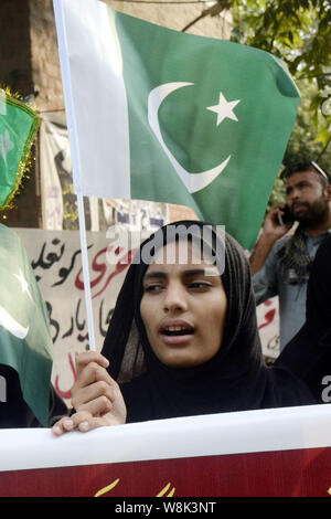 Lahore, Pakistan. 09Aug, 2019. Gli attivisti pakistani del Majlis Wahdat ul Muslimeen (MWM) donne ala tenere cartelloni gridare slogan durante un anti-Indian rally a Lahore. Il Pakistan ha deciso di declassare i suoi legami diplomatici con la vicina India e sospendere gli scambi bilaterali in risposta a New Delhi per la decisione di ridurre lo status speciale del Kashmir, una regione himalayana rivendicato da entrambi i paesi. (Foto di rana Sajid Hussain/Pacific Stampa) Credito: Pacific Press Agency/Alamy Live News Foto Stock