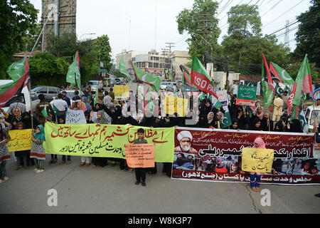 Lahore, Pakistan. 09Aug, 2019. Gli attivisti pakistani del Majlis Wahdat ul Muslimeen (MWM) donne ala tenere cartelloni gridare slogan durante un anti-Indian rally a Lahore. Il Pakistan ha deciso di declassare i suoi legami diplomatici con la vicina India e sospendere gli scambi bilaterali in risposta a New Delhi per la decisione di ridurre lo status speciale del Kashmir, una regione himalayana rivendicato da entrambi i paesi. (Foto di rana Sajid Hussain/Pacific Stampa) Credito: Pacific Press Agency/Alamy Live News Foto Stock