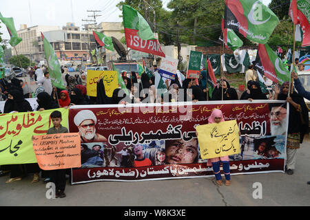 Lahore, Pakistan. 09Aug, 2019. Gli attivisti pakistani del Majlis Wahdat ul Muslimeen (MWM) donne ala tenere cartelloni gridare slogan durante un anti-Indian rally a Lahore. Il Pakistan ha deciso di declassare i suoi legami diplomatici con la vicina India e sospendere gli scambi bilaterali in risposta a New Delhi per la decisione di ridurre lo status speciale del Kashmir, una regione himalayana rivendicato da entrambi i paesi. (Foto di rana Sajid Hussain/Pacific Stampa) Credito: Pacific Press Agency/Alamy Live News Foto Stock