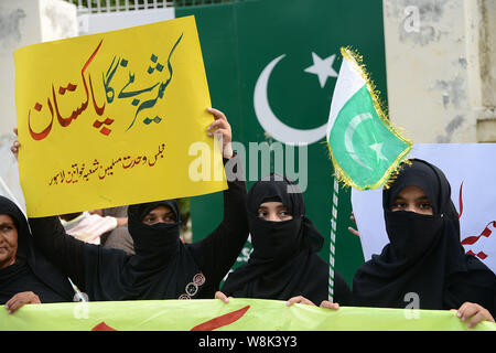 Lahore, Pakistan. 09Aug, 2019. Gli attivisti pakistani del Majlis Wahdat ul Muslimeen (MWM) donne ala tenere cartelloni gridare slogan durante un anti-Indian rally a Lahore. Il Pakistan ha deciso di declassare i suoi legami diplomatici con la vicina India e sospendere gli scambi bilaterali in risposta a New Delhi per la decisione di ridurre lo status speciale del Kashmir, una regione himalayana rivendicato da entrambi i paesi. (Foto di rana Sajid Hussain/Pacific Stampa) Credito: Pacific Press Agency/Alamy Live News Foto Stock