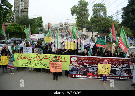 Lahore, Pakistan. 09Aug, 2019. Gli attivisti pakistani del Majlis Wahdat ul Muslimeen (MWM) donne ala tenere cartelloni gridare slogan durante un anti-Indian rally a Lahore. Il Pakistan ha deciso di declassare i suoi legami diplomatici con la vicina India e sospendere gli scambi bilaterali in risposta a New Delhi per la decisione di ridurre lo status speciale del Kashmir, una regione himalayana rivendicato da entrambi i paesi. (Foto di rana Sajid Hussain/Pacific Stampa) Credito: Pacific Press Agency/Alamy Live News Foto Stock