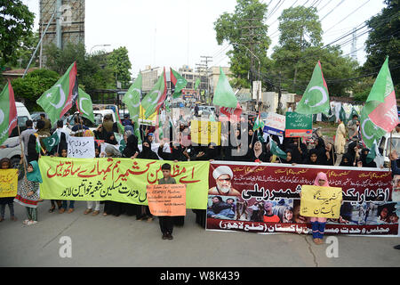 Lahore, Pakistan. 09Aug, 2019. Gli attivisti pakistani del Majlis Wahdat ul Muslimeen (MWM) donne ala tenere cartelloni gridare slogan durante un anti-Indian rally a Lahore. Il Pakistan ha deciso di declassare i suoi legami diplomatici con la vicina India e sospendere gli scambi bilaterali in risposta a New Delhi per la decisione di ridurre lo status speciale del Kashmir, una regione himalayana rivendicato da entrambi i paesi. (Foto di rana Sajid Hussain/Pacific Stampa) Credito: Pacific Press Agency/Alamy Live News Foto Stock